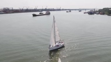 Tanker gemi ve yelkenli Nehri üzerinde. Havadan görünümü. Teknelerden ve bir tanker