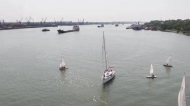 Çok sayıda yelkenli tekne ile yelkenli liman. Yelken liman. Hava