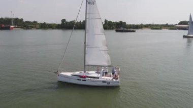 Tanker gemi ve yelkenli Nehri üzerinde. Havadan görünümü. Teknelerden ve bir tanker