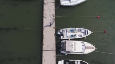 Yelkenli bir sürü güzel yat limanında demirlemiş. Yat ve tekne üzerinde üstten görünüm limanında demirlemiş