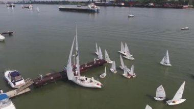 Tanker gemi ve yelkenli Nehri üzerinde. Havadan görünümü. Teknelerden ve bir tanker