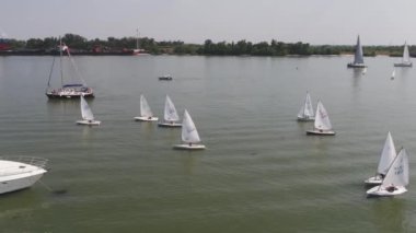 Mavi Göl su üzerinde yüzen teknelerden. Rekabet spor yelken. Yat ve güzel deniz manzaraları