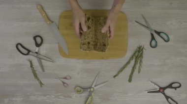 Ahşap masa taze ekmek. Masaya makas, bıçak, bir soyutlama instagram için çok