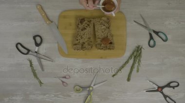 Ahşap masa taze ekmek. Masaya makas, bıçak, bir soyutlama instagram için çok