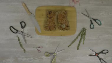 Ahşap masa taze ekmek. Masaya makas, bıçak, bir soyutlama instagram için çok