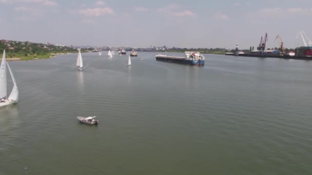 Tankschiff und Segelboot auf dem Fluss. Luftaufnahme. Segelboote und ein Tanker — Stockvideo