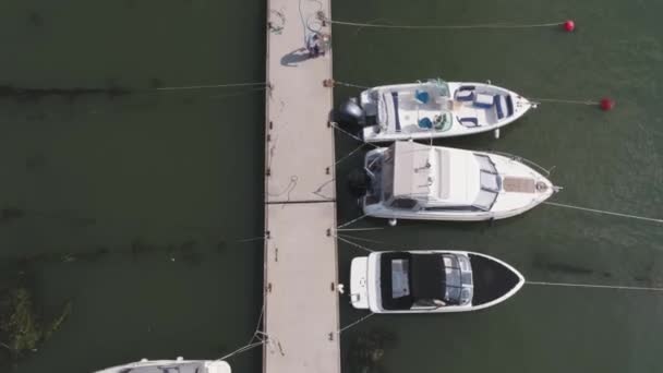 Zeilboten afgemeerd in de haven, een heleboel mooie jachten. Bovenaanzicht op jachten en boten aangemeerd in de haven — Stockvideo