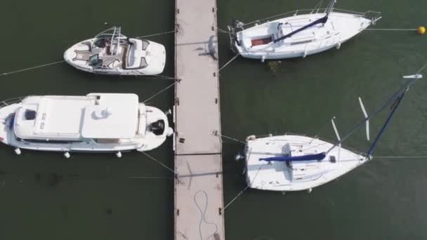 Barche a vela ormeggiate nel porto, un sacco di bellissimi yacht. Vista dall'alto su yacht e barche ormeggiate nel porto — Video Stock