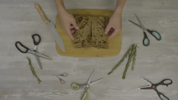 Свежий хлеб на деревянном столе. На столе много ножниц, нож, абстракция для Instagram — стоковое видео