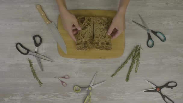 Pão fresco na mesa de madeira. Na mesa há muitas tesouras, uma faca, uma abstração para o instagram. — Vídeo de Stock