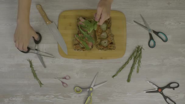 Свіжий хліб на дерев'яному столі. На столі багато ножиць, ніж, абстракція для інстаграм — стокове відео