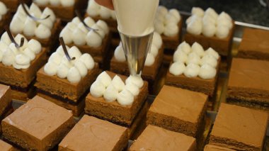 Krem çikolata kek sıkılmış. Kek üzerine krema sıkma