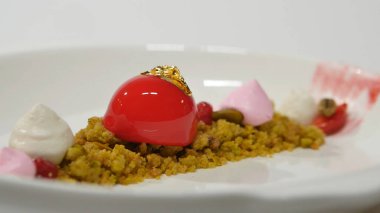 Tatlı beyaz arka plan üzerinde plaka üzerinde. Plaka üzerinde güzel lezzetli tatlı. Birlesik Arab Emirligi ülkesindeki tatlılar tanıtımı