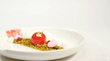 Tatlı beyaz arka plan üzerinde plaka üzerinde. Plaka üzerinde güzel lezzetli tatlı. Birlesik Arab Emirligi ülkesindeki tatlılar tanıtımı