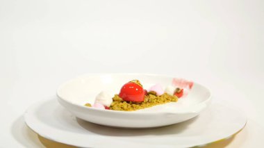 Tatlı beyaz arka plan üzerinde plaka üzerinde. Plaka üzerinde güzel lezzetli tatlı. Birlesik Arab Emirligi ülkesindeki tatlılar tanıtımı