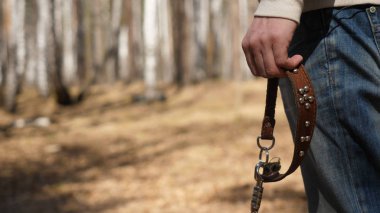 Adam bir tasma ile duruyor. İle belgili tanımlık kira kontratı köpek için bekleyen adam