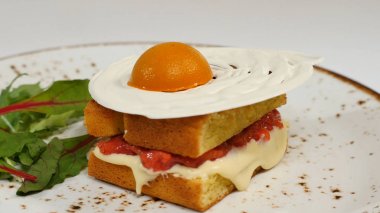 Çilek, reçel ve parça dışarı bir kesim ile çırpılmış krema ile sünger kek