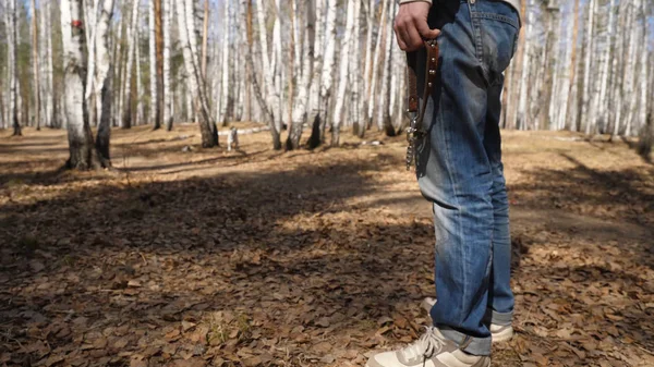 El hombre está con una correa. Hombre esperando al perro con la correa — Foto de Stock