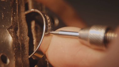 Kuyumcu bir değerli taş kuruyor. El sanatları takı yapımı. Tamir halka. Elmas yüzüğü koyarak. Makro video. İle profesyonel araçları yapımı craft mücevher. Elmas belirli bir konuma geçirme