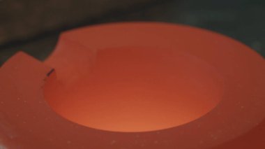 Fırın erime altın Bar. Altın erime. Altın üretim. Bir yüzük geleneksel şekilde oluşturulması