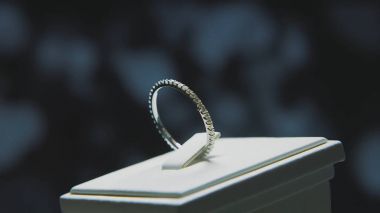 Altın parmak sarı değerli taşlı yüzükler. Safir browm, alyans - Pırlantalı mücevher ve değerli ile altın yüzük siyah arka plan gems. Gümüş veya beyaz altın yüzük