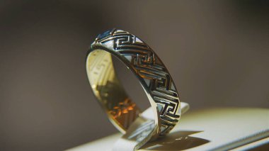 Altın parmak sarı değerli taşlı yüzükler. Safir browm, alyans - Pırlantalı mücevher ve değerli ile altın yüzük siyah arka plan gems. Gümüş veya beyaz altın yüzük