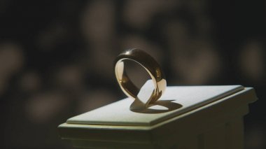 Altın parmak sarı değerli taşlı yüzükler. Safir browm, alyans - Pırlantalı mücevher ve değerli ile altın yüzük siyah arka plan gems. Gümüş veya beyaz altın yüzük