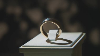 Altın parmak sarı değerli taşlı yüzükler. Safir browm, alyans - Pırlantalı mücevher ve değerli ile altın yüzük siyah arka plan gems. Gümüş veya beyaz altın yüzük