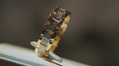 Altın parmak sarı değerli taşlı yüzükler. Safir browm, alyans - Pırlantalı mücevher ve değerli ile altın yüzük siyah arka plan gems. Gümüş veya beyaz altın yüzük