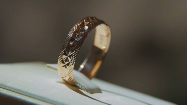 Altın parmak sarı değerli taşlı yüzükler. Safir browm, alyans - Pırlantalı mücevher ve değerli ile altın yüzük siyah arka plan gems. Gümüş veya beyaz altın yüzük