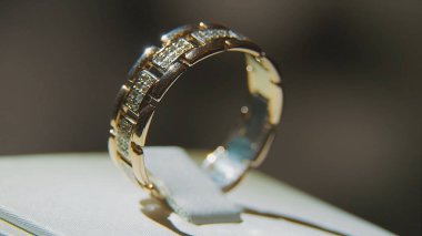 Altın parmak sarı değerli taşlı yüzükler. Safir browm, alyans - Pırlantalı mücevher ve değerli ile altın yüzük siyah arka plan gems. Gümüş veya beyaz altın yüzük