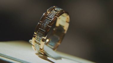 Altın parmak sarı değerli taşlı yüzükler. Safir browm, alyans - Pırlantalı mücevher ve değerli ile altın yüzük siyah arka plan gems. Gümüş veya beyaz altın yüzük