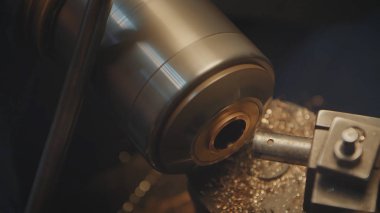 Yüzük imalatı. Mum modeli halka onun atölyesinde çalışan kuyumcu. El sanatları takı yapımı. Ayrıntı düşük alan derinliği ile vurdu. Kuyumcu vintage tezgah üzerinde el yapımı takı yapma. Sanatı