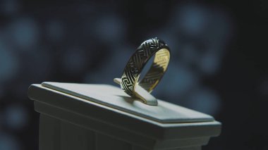 Altın parmak sarı değerli taşlı yüzükler. Safir browm, alyans - Pırlantalı mücevher ve değerli ile altın yüzük siyah arka plan gems. Gümüş veya beyaz altın yüzük