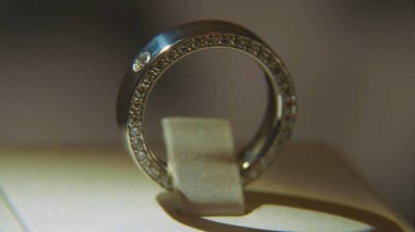 Altın parmak sarı değerli taşlı yüzükler. Safir browm, alyans - Pırlantalı mücevher ve değerli ile altın yüzük siyah arka plan gems. Gümüş veya beyaz altın yüzük