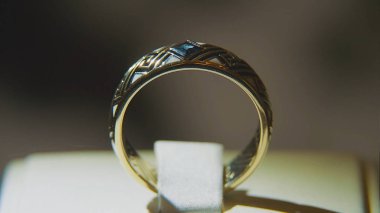 Altın parmak sarı değerli taşlı yüzükler. Safir browm, alyans - Pırlantalı mücevher ve değerli ile altın yüzük siyah arka plan gems. Gümüş veya beyaz altın yüzük