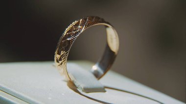 Altın parmak sarı değerli taşlı yüzükler. Safir browm, alyans - Pırlantalı mücevher ve değerli ile altın yüzük siyah arka plan gems. Gümüş veya beyaz altın yüzük