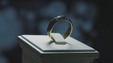 Altın parmak sarı değerli taşlı yüzükler. Safir browm, alyans - Pırlantalı mücevher ve değerli ile altın yüzük siyah arka plan gems. Gümüş veya beyaz altın yüzük