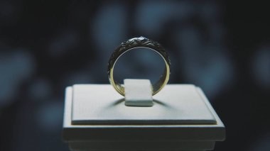 Altın parmak sarı değerli taşlı yüzükler. Safir browm, alyans - Pırlantalı mücevher ve değerli ile altın yüzük siyah arka plan gems. Gümüş veya beyaz altın yüzük