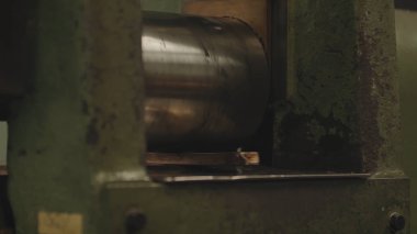 Altın külçelerini el haddelenmiş. Fabrika işçisi işleme rulo sac. Demir Çelik Metal Sanayi. Haddehane haddeleme makine çelik sac. Tilt shift etkisi