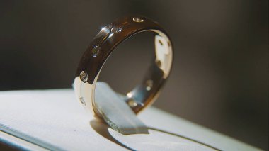 Altın parmak sarı değerli taşlı yüzükler. Safir browm, alyans - Pırlantalı mücevher ve değerli ile altın yüzük siyah arka plan gems. Gümüş veya beyaz altın yüzük