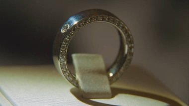 Altın parmak sarı değerli taşlı yüzükler. Safir browm, alyans - Pırlantalı mücevher ve değerli ile altın yüzük siyah arka plan gems. Gümüş veya beyaz altın yüzük