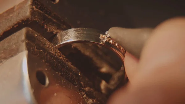 Il gioielliere sta preparando una pietra preziosa. Gioielleria artigianale. Riparazione anello. Mettere il diamante sull'anello. Macro video. Gioielli artigianali realizzati con strumenti professionali. Mettere il diamante sul — Foto Stock