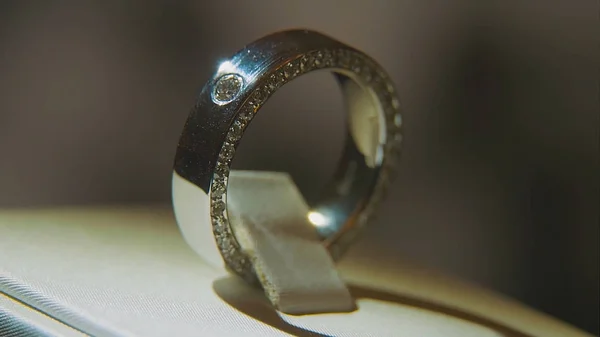 Arany ujján gyűrű, sárga drágakő. Gyűrű, zafír browm, Karikagyűrű - gyémánt ékszer és drága arany drágakő-fekete háttér. Ezüst vagy fehér arany gyűrű — Stock Fotó