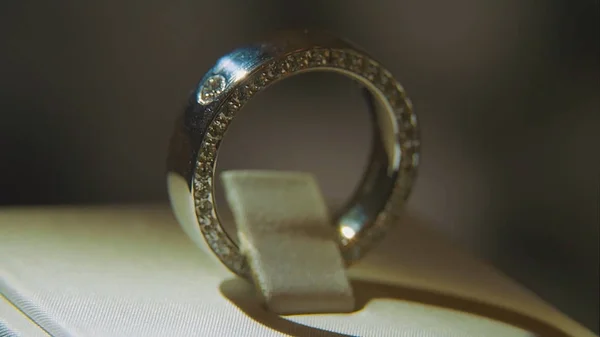 Arany ujján gyűrű, sárga drágakő. Gyűrű, zafír browm, Karikagyűrű - gyémánt ékszer és drága arany drágakő-fekete háttér. Ezüst vagy fehér arany gyűrű — Stock Fotó