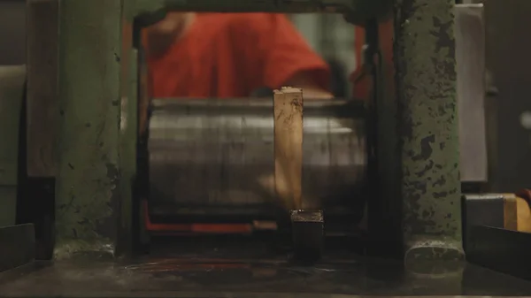 Barras de ouro enroladas à mão. Rolo de processamento de fábrica de chapa de aço. INDÚSTRIA METAL. Máquina de laminação para laminação de chapa de aço. Efeito de mudança de inclinação — Fotografia de Stock