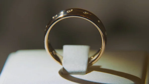 Золотое кольцо с желтым драгоценным камнем. Кольцо из золота с сапфирами Browm, обручальное кольцо - ювелирные изделия с бриллиантами и драгоценные камни черный фон. Кольцо из серебра или белого золота — стоковое фото