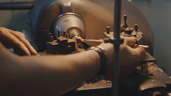 Παραγωγή των δακτυλίων. Κοσμηματοπωλείο εργάζονται με κερί μοντέλο δαχτυλίδι στο εργαστήριό του. Σκάφη κοσμήματα αποφάσεων. Λεπτομέρεια πυροβόλησε με χαμηλό βάθος πεδίου. Κοσμηματοπωλείο κάνοντας χειροποίητα κοσμήματα σε vintage πάγκο εργασίας. Τέχνη της — Φωτογραφία Αρχείου