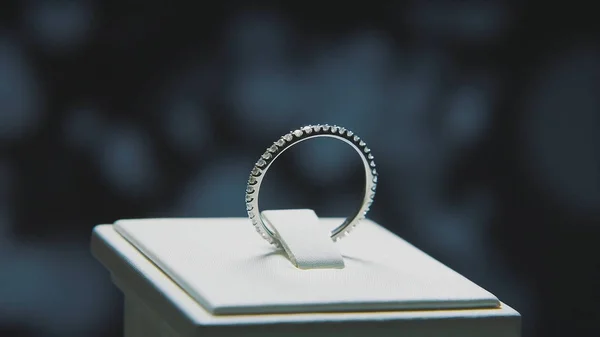 Gyllene fingerring med gula ädelsten. Ring i guld med safirer browm, vigselring - smycken med diamanter och ädelstenar pärlor svart bakgrund. Silver eller vit guld ring — Stockfoto