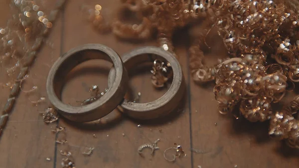 Productie van ringen. Juwelier werken met wax model ring in zijn atelier. Ambachtelijke sieraden maken. Detail geschoten met weinig scherptediepte. Juwelier maken van handgemaakte sieraden op vintage werkbank. Ambacht van — Stockfoto